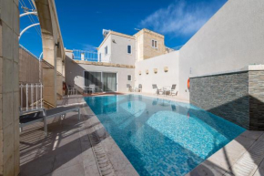 Zeppi's Luxury Holiday Farmhouse with Private Pool, Gharb